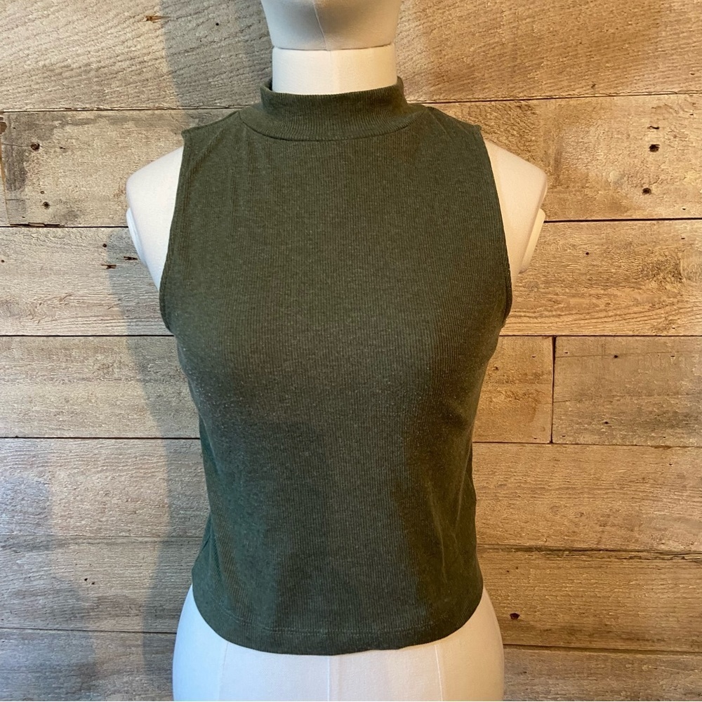 🛍️3/$30‎ Divided  cropped women’s green sleeveless top in size medium